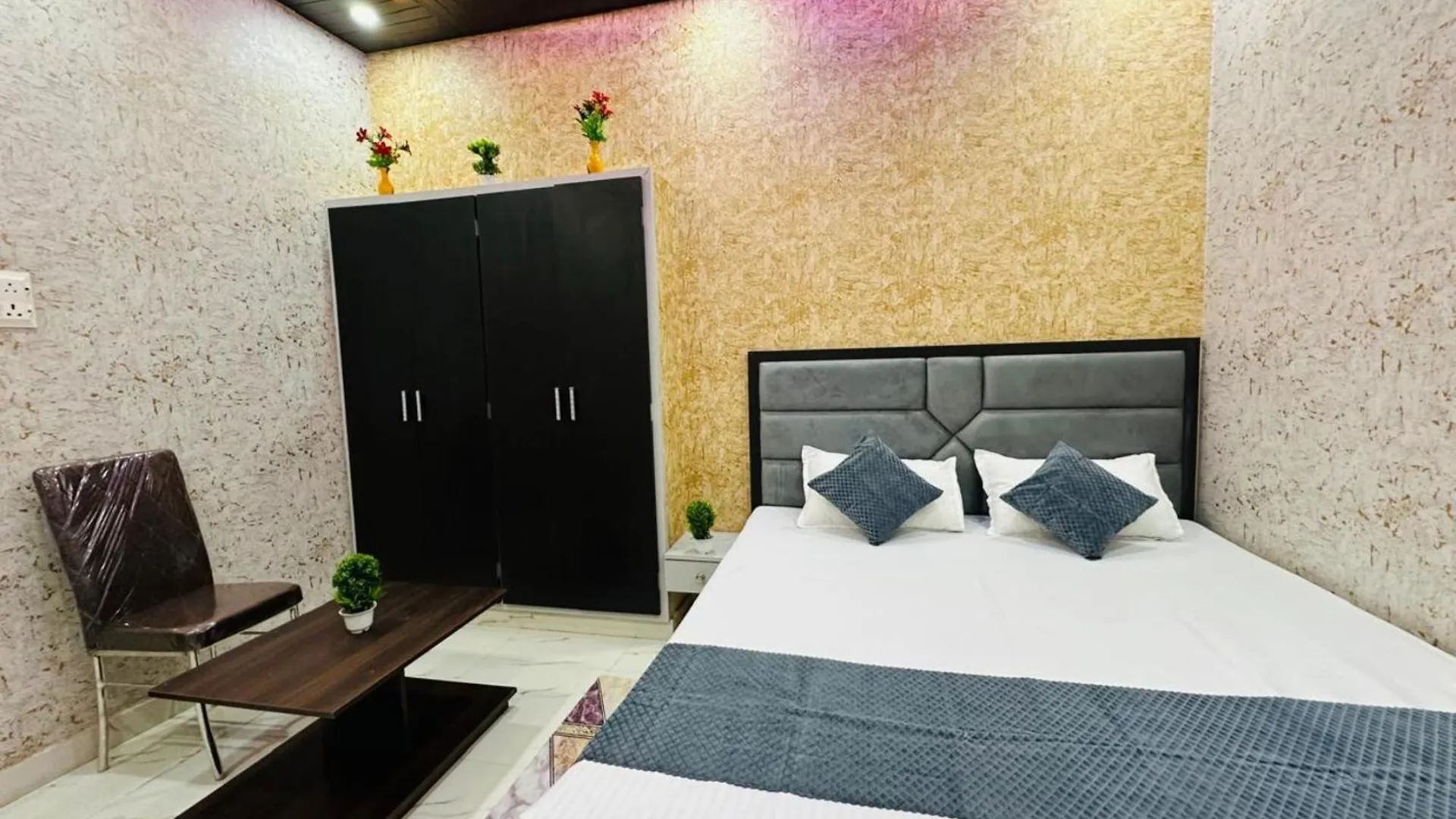 Varanasi Hotel The Star Residency - Near Shree Aadi Vaibhav Temple #Fully Air Conditioning #Free Wi-Fi #Parking #Room Service #Best Hotel In Varanasi