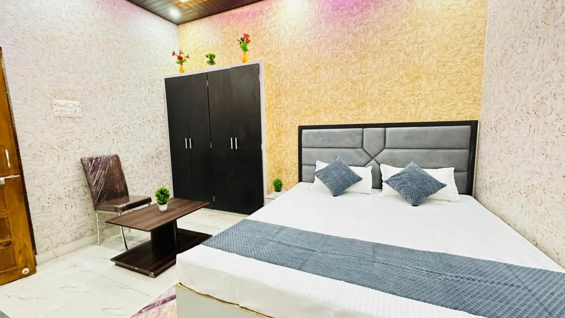 Varanasi Hotel The Star Residency - Near Shree Aadi Vaibhav Temple #Fully Air Conditioning #Free Wi-Fi #Parking #Room Service #Best Hotel In Varanasi
