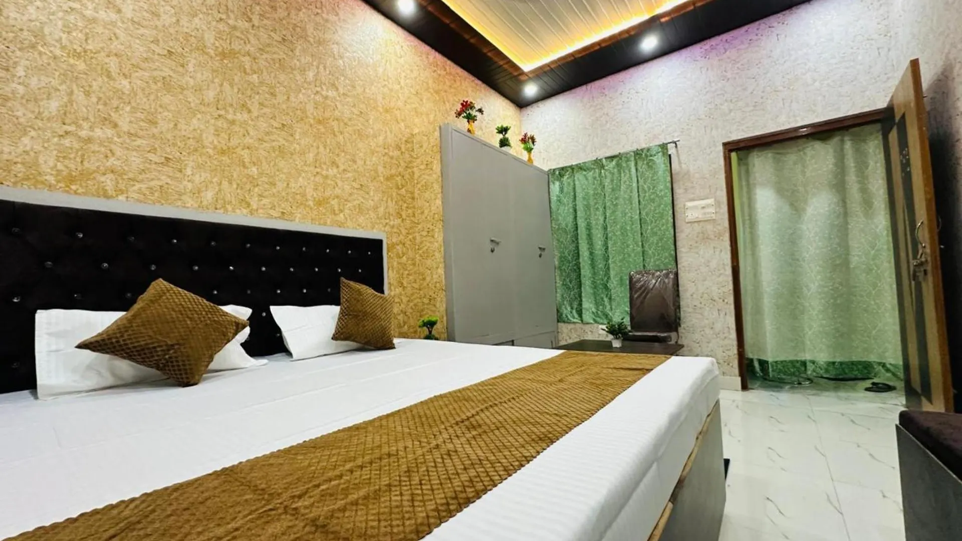 Varanasi Hotel The Star Residency - Near Shree Aadi Vaibhav Temple #Fully Air Conditioning #Free Wi-Fi #Parking #Room Service #Best Hotel In Varanasi 4*,  Índia