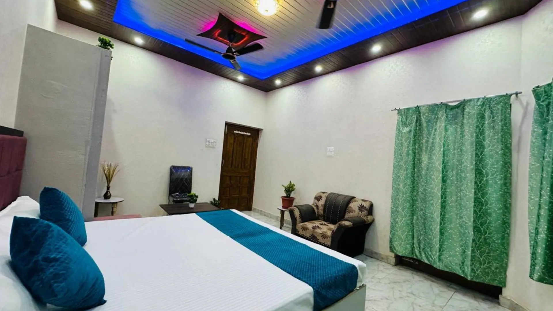 Varanasi Hotel The Star Residency - Near Shree Aadi Vaibhav Temple #Fully Air Conditioning #Free Wi-Fi #Parking #Room Service #Best Hotel In Varanasi
