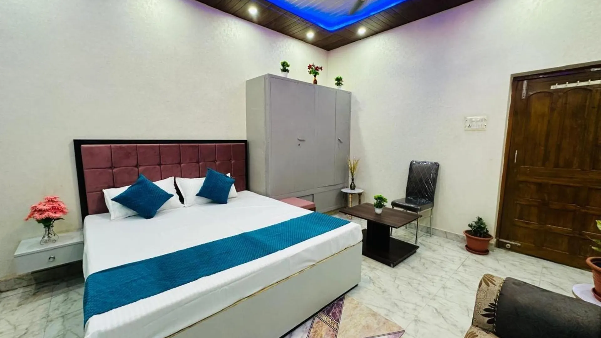 Varanasi Hotel The Star Residency - Near Shree Aadi Vaibhav Temple #Fully Air Conditioning #Free Wi-Fi #Parking #Room Service #Best Hotel In Varanasi